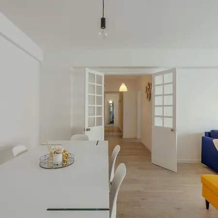 Elegant 3 Bedroom - Centre - Garage - Metro Apartamento *