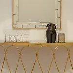 Elegant 3 Bedroom - Centre - Garage - Metro Apartment *