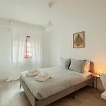 Elegant 3 Bedroom - Centre - Garage - Metro