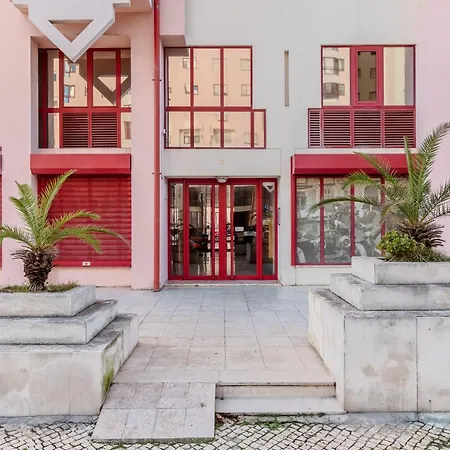 Elegant 3 Bedroom - Centre - Garage - Metro Apartment Lisbon