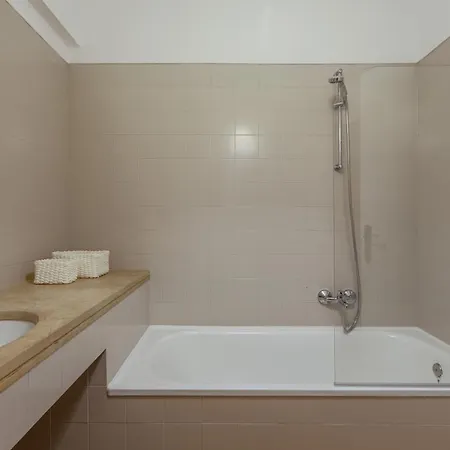 Elegant 3 Bedroom - Centre - Garage - Metro Apartment Lisbon