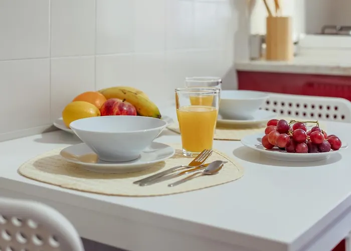 Elegant 3 Bedroom - Centre - Garage - Metro