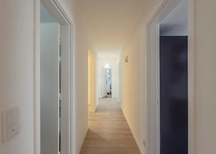 Elegant 3 Bedroom - Centre - Garage - Metro *