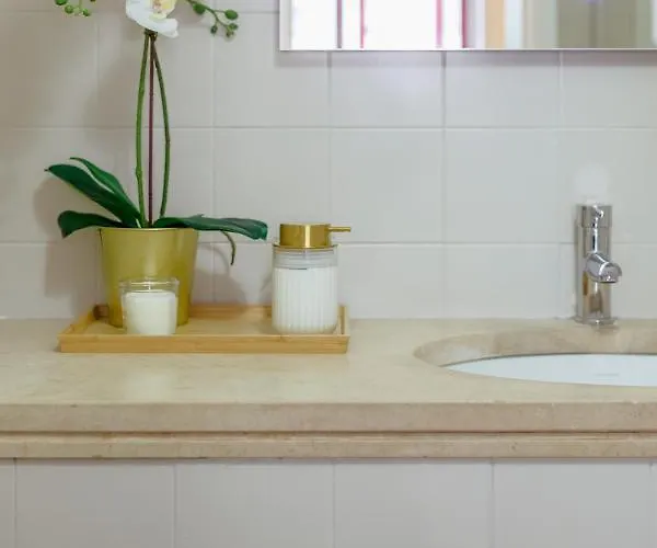 Elegant 3 Bedroom - Centre - Garage - Metro *