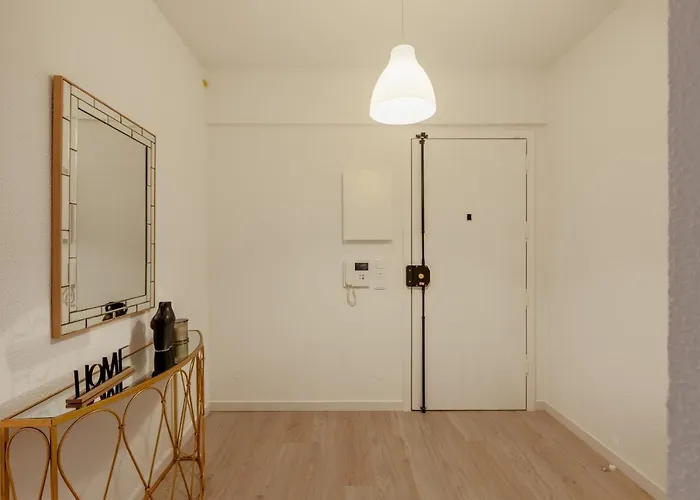 Elegant 3 Bedroom - Centre - Garage - Metro