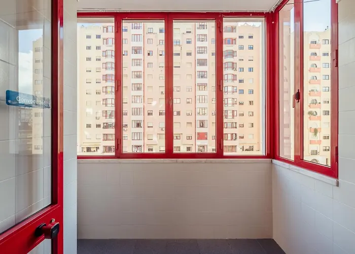 Elegant 3 Bedroom - Centre - Garage - Metro *