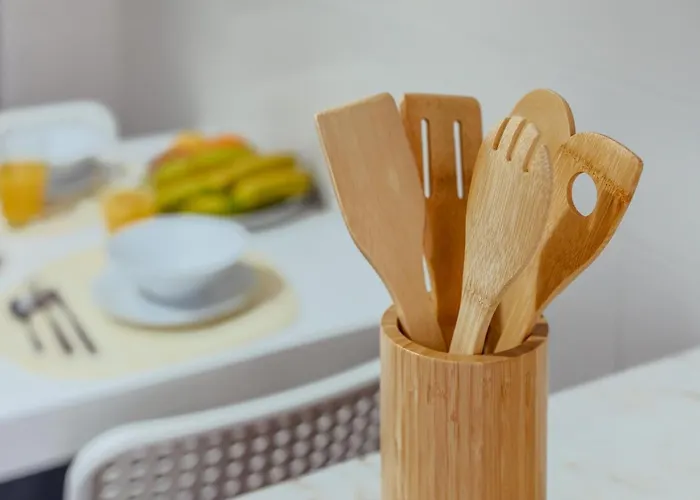 Elegant 3 Bedroom - Centre - Garage - Metro