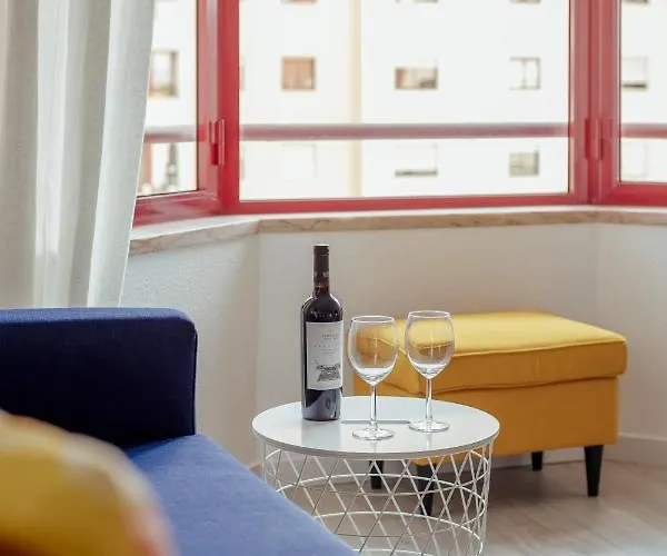 Elegant 3 Bedroom - Centre - Garage - Metro