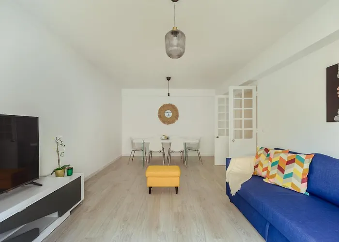 Elegant 3 Bedroom - Centre - Garage - Metro