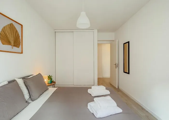 Elegant 3 Bedroom - Centre - Garage - Metro *