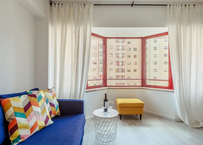 Elegant 3 Bedroom - Centre - Garage - Metro *