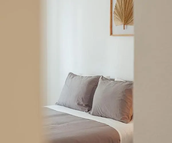 Elegant 3 Bedroom - Centre - Garage - Metro