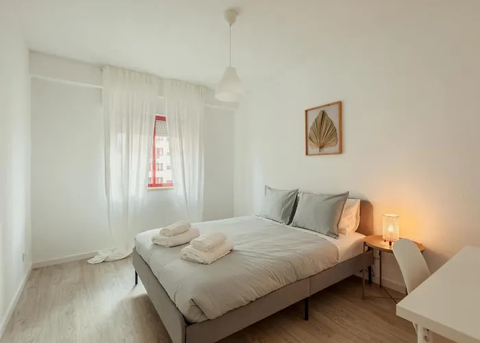 Elegant 3 Bedroom - Centre - Garage - Metro