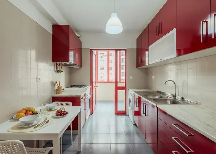 Elegant 3 Bedroom - Centre - Garage - Metro