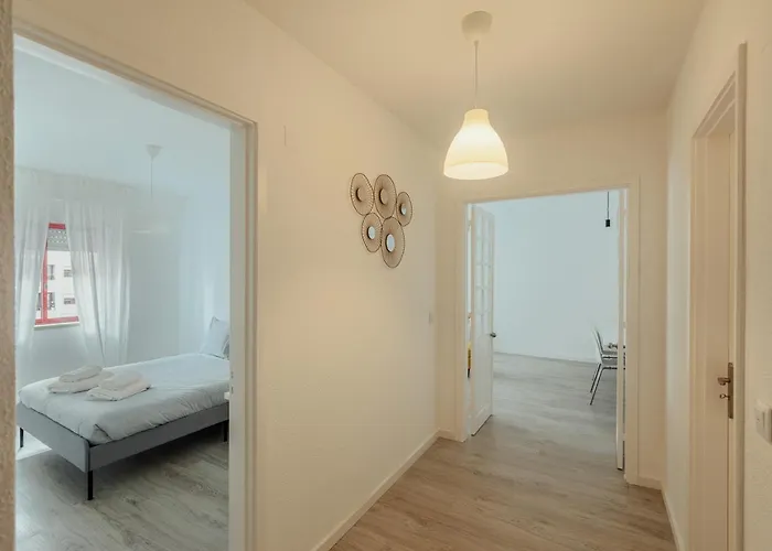 Elegant 3 Bedroom - Centre - Garage - Metro *