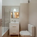 아파트 Elegant 3 Bedroom - Centre - Garage - Metro 리스본