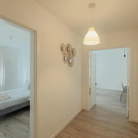 Elegant 3 Bedroom - Centre - Garage - Metro *